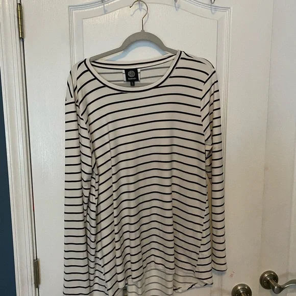 Large tops - Picture 2 of 2